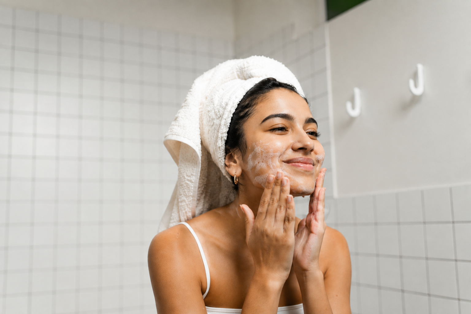 Pilgrim Vitamin C Brightening Gel Face Wash for acne-prone skin India