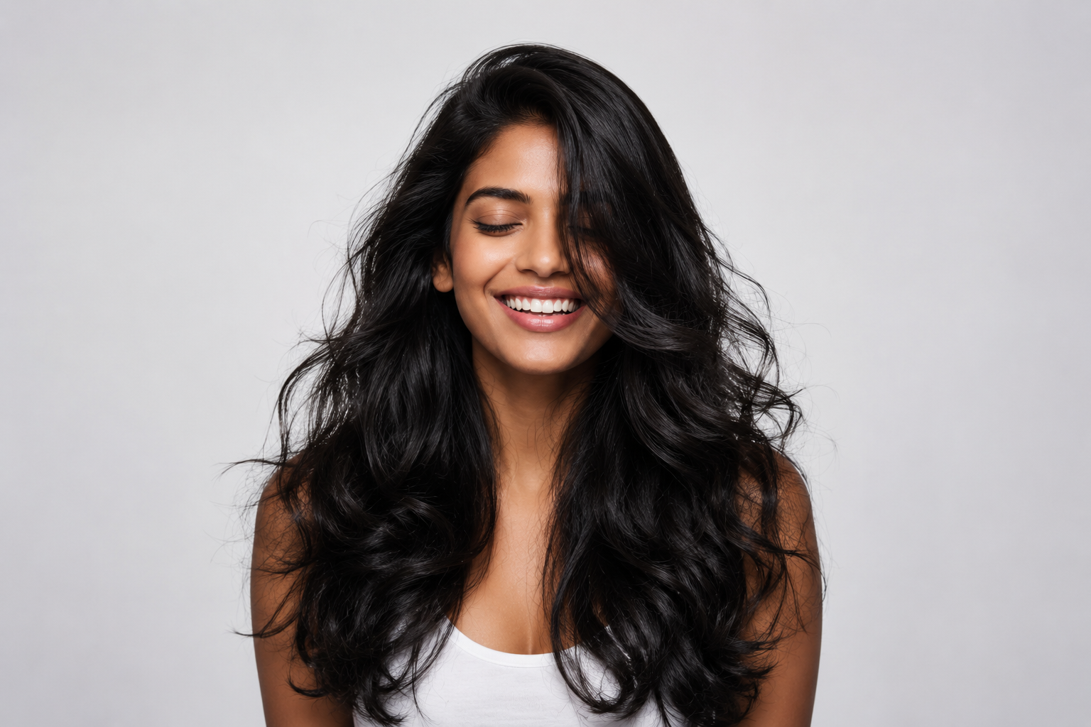Illustration showing how monsoon humidity causes hair frizz and how keratin smooths the cuticle