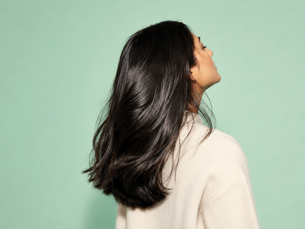sticky oily dandruff treatment during monsoon with anti-dandruff shampoo for scalp care